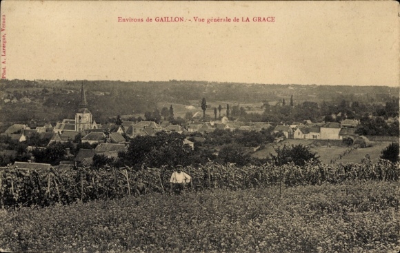 Ak Gaillon Eure, Vineyardblick, Dorfansicht, Kirche, hügelige Landschaft