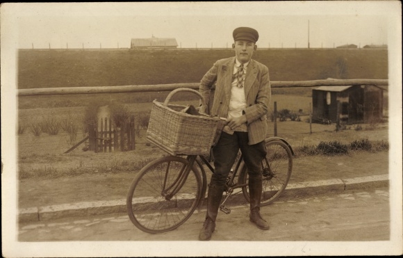 Photo Postcard cyclist, bicycle, bicycle basket, young man, cap
