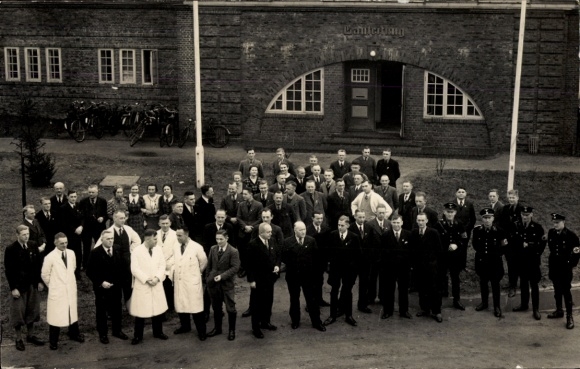 Foto Ak Schleswig an der Schlei, Gauleitung der Luftwaffe, Gruppenbild, Winter 1938