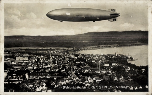 Ak Friedrichshafen aan het Bodenmeer, Zeppelin LZ 129 Hindenburg boven de stad