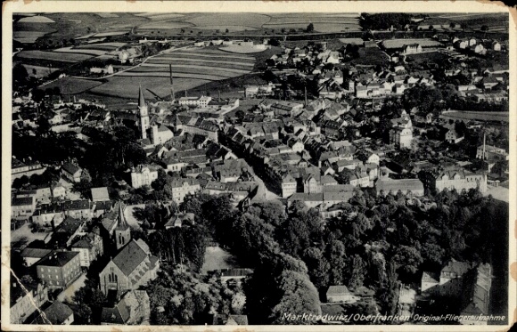 KP Marktredwitz w Fichtelgebirge, widok z lotu ptaka na Górną Frankonię, w tle zielone pola