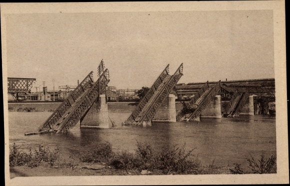 Postcard Chalon sur Saône Saône et Loire, The railway bridge destroyed by the Germans on 01.09.1944