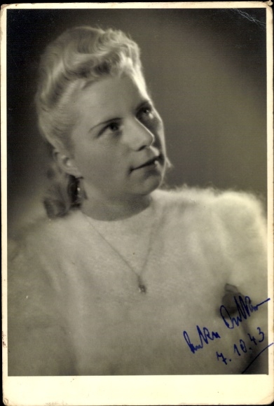 Postcard actress ERika Catke, portrait, autograph