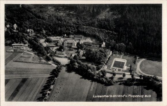 Ak Luisenthal im Thüringer Wald, Luftaufnahme von  Gebäude, Bäume, Gartenanlage