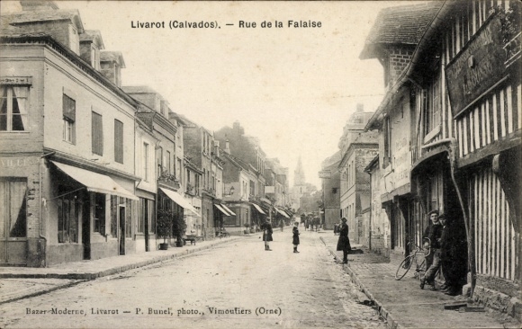 Ak Livarot Calvados, Bazar Moderne, Rue de la Falaise,  Architektur, Straßenszene