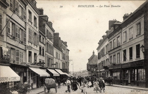 Ak Honfleur Calvados, Straße mit n Gebäuden, Menschen, Geschäfte, la Place Hamelin