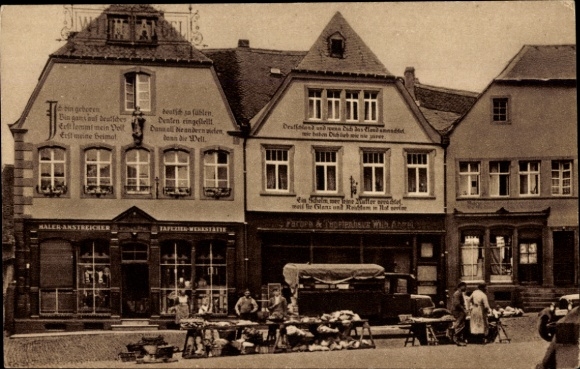 PC Sankt Wendel Saarland, houses with confessional sayings on the cathedral square, market stalls
