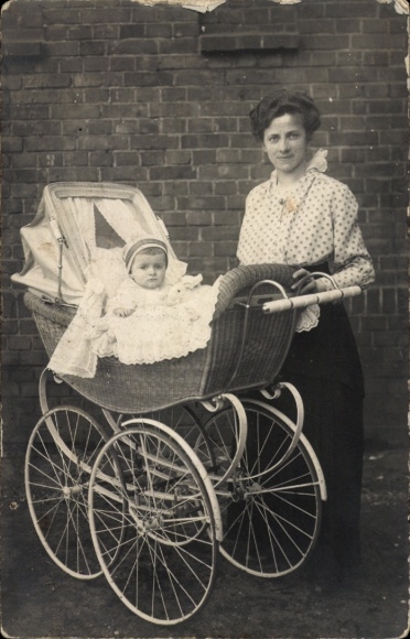 Foto Ak Frau mit Kinderwagen, Kleinkind