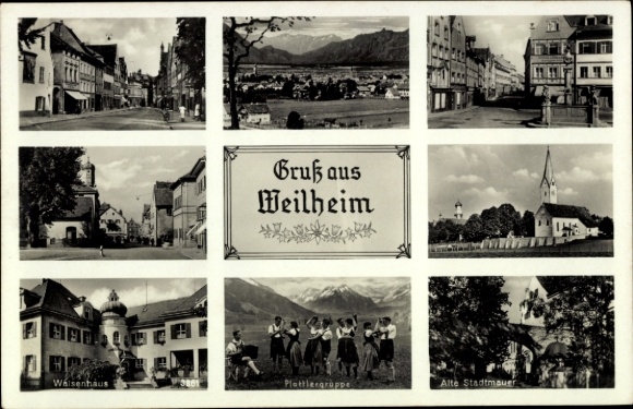 Ak Weilheim Oberbayern, Panorama, Kirche, Waisenhaus, Plattlergruppe in Tracht, Stadtmauer