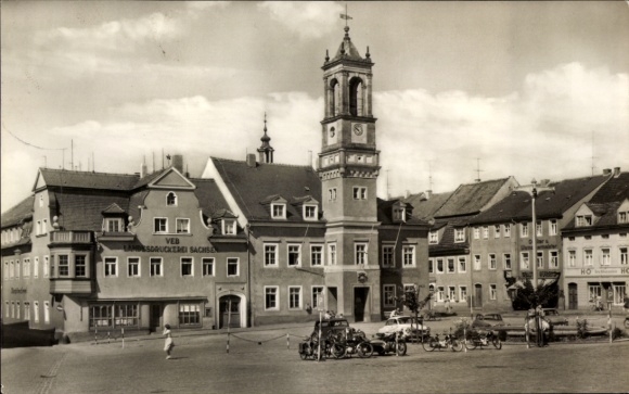 KP Reichenbach im Vogtland, widok na miasto z wieżą zegarową, stare budynki, ulice z pojazdami
