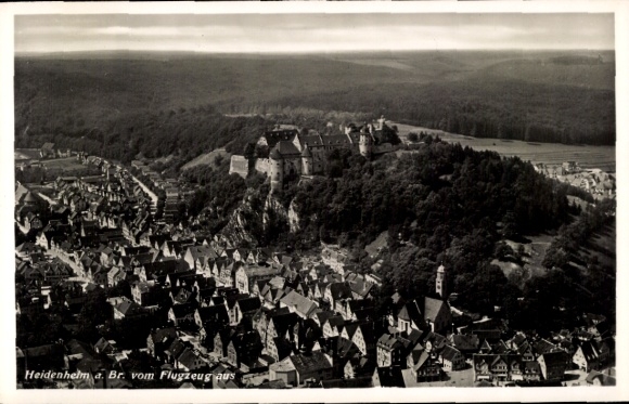 Ak Heidenheim an der Brenz Württemberg, Luftaufnahme von  Burg auf dem Hügel, viele Dächer