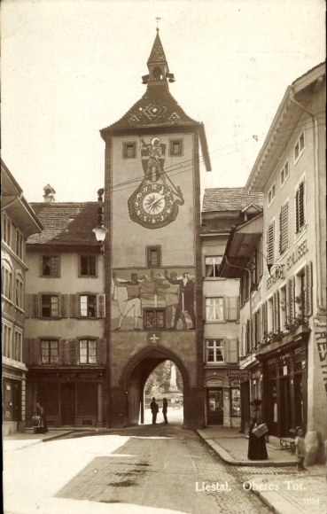 Ak Liestal Kanton Basel Land Schweiz, Oberes Tor,  Gebäude, Uhrturm, malerisch, Strasse
