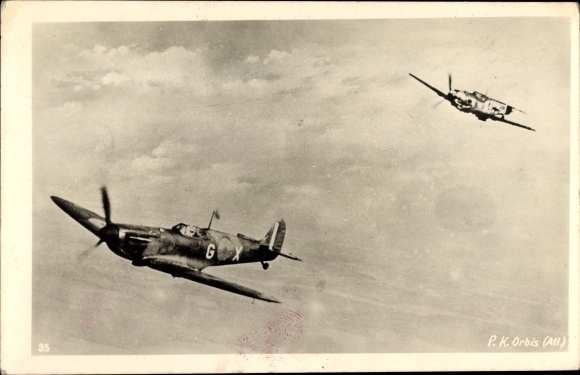 Ak Déutsche Luftwaffe, Kampfflugzeug Messerschmitt Me 109 E verfolgt eine brit. Supermarine Spitfire