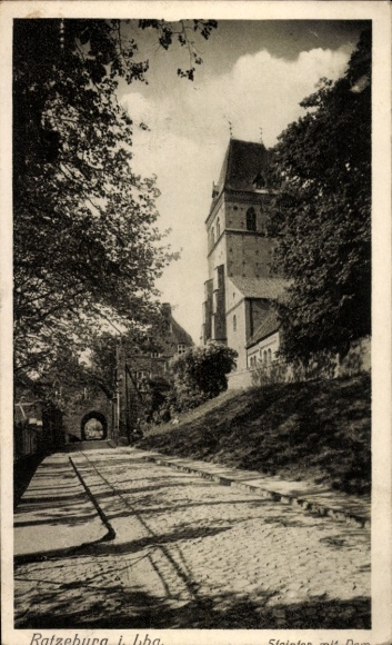 Postcard Ratzeburg Kreis Lauenburg, view of the Steintor with the cathedral, road view