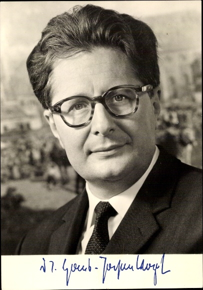 Postcard Dr. Hans Jochen Vogel, Federal Minister of Justice, portrait, autograph