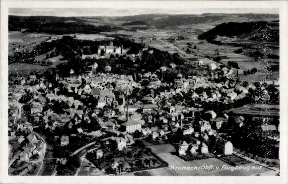 Ak Kronach in Oberfranken, Luftaufnahme von  Stadtansicht, Schwarz-Weiß-Fotografie
