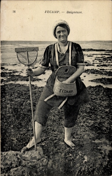 Ak Fécamp Seine Maritime, Frau am Strand, Netz in der Hand,  Bademode, marine Umgebung