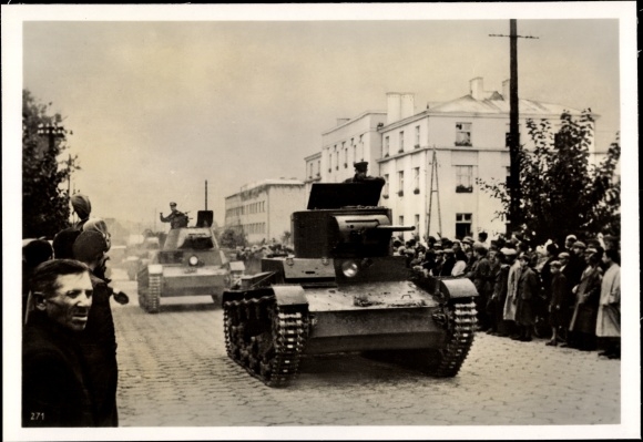foto Brest Litovsk Wit-Rusland, parade van Sovjet-Russische pantserwagens, september 1939