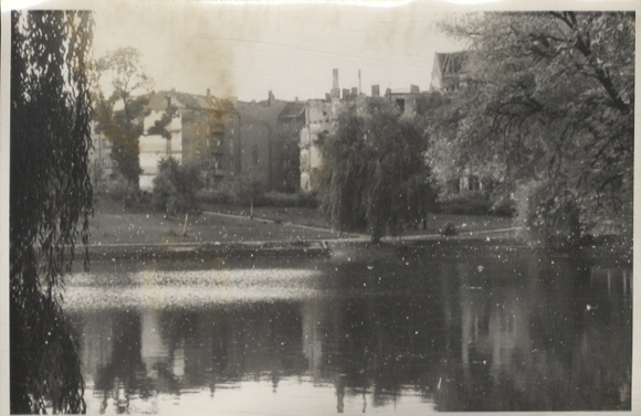 Original Fotos Berlin Tempelhof,  Alter Park, Teich, Wohnhäuser, um 1946, ca. 12x17 cm