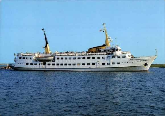 Ak Norgaardholz Flensburger Förde, Das Bild zeigt ein großes Schiff, das auf einem ruhigen Gew...