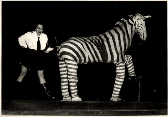 Foto Ak Zirkus, Dompteurin, Mensch als Zebra verkleidet