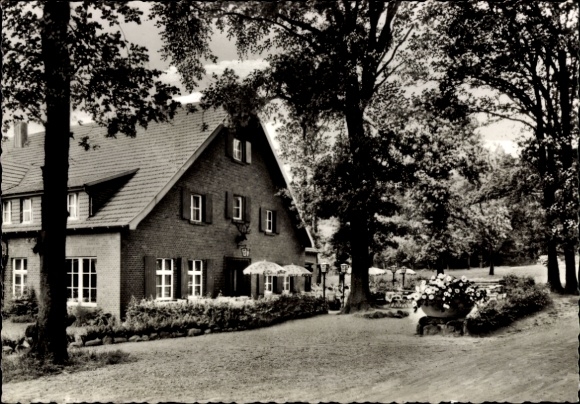 Ak Lavesum Haltern am See, Historisches Haus, Bäume, Terrasse mit Stühlen und Tischen, Blumen