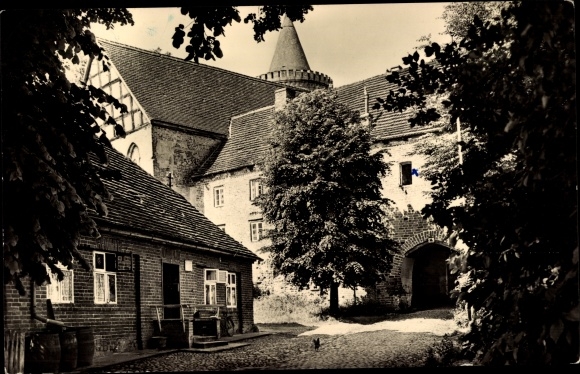 Postcard Burg Stargard Mecklenburg, entrance to the castle