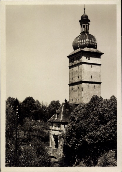 Ak Dinkelsbühl in Mittelfranken, Segringertor, r Turm, umgeben von Bäumen, Schwarz-Weiß-Foto