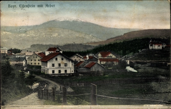 Ak Bayerisch Eisenstein im Bayrischen Wald Niederbayern, Dorfansicht mit Häusern und Bergen, Eife