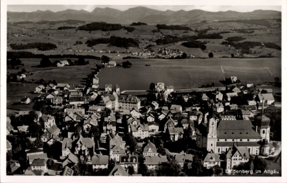 Ak Lindenberg im Allgäu Schwaben, luchtfoto van Lindenberg, landschap, bergen, architectuur