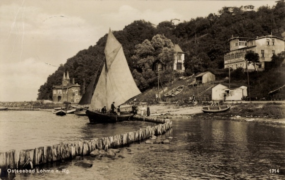 Ak Lohme auf Rügen, Segelboot am Ufer, Häuser