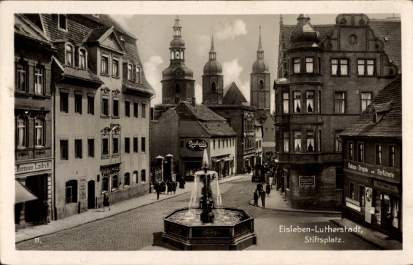 Postcard Lutherstadt Eisleben Saxony-Anhalt, Stiftsplatz, G. Hermann Lindrath, E. Funke Rathausdrogerie