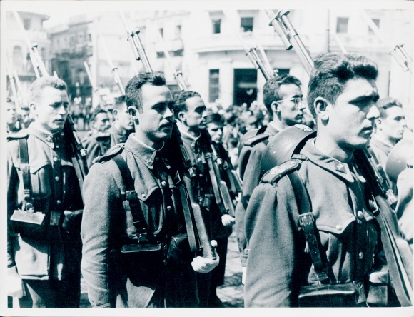 Photo film scene Barcelona, soldiers, bayonets, FRG 1952, Jordan J. von Boyadjieff