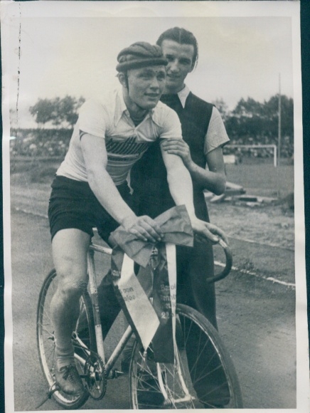 Photo cyclist on the racing bike, portrait