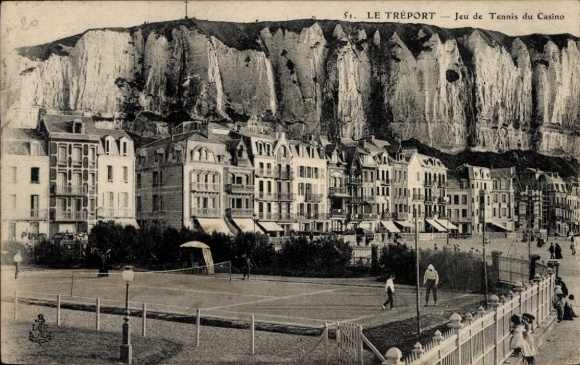 Ak Le Tréport Seine Maritime, Spielplatz, Tennisplätze, Gebäude, Klippen