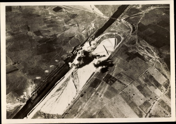 Photo Hoffmann, Heinrich, Italian Luftwaffe bombing the Corinth Canal, 1940