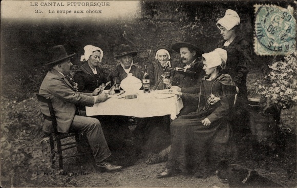 Postcard Cantal Auvergne, people in folk costumes