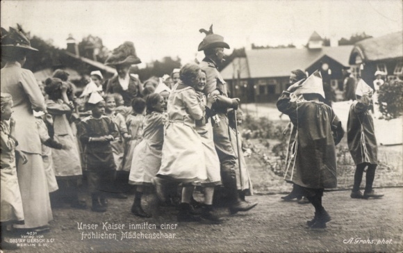 Postcard Kaiser Wilhelm II surrounded by happy girls, visiting Kaiser Wilhelm Children's Home Ahlbeck