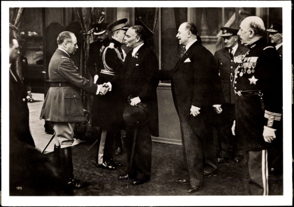 Photo Hoffmann, Heinrich, French General Gamelin, English Secretary of War Hore Belisha
