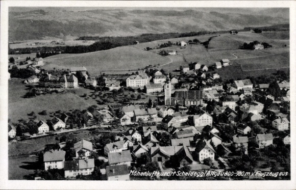 Ak Scheidegg im Allgäu Schwaben, Luftaufnahme von  Berge, Häuser, Kirche, ländliche Landschaft