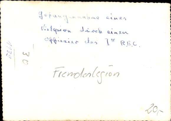 Photo Foreign Legion, Vietnam, capture of a Viet spy by officer of the 1st REC