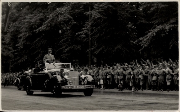 Foto Ak Führer und Reichskanzler Adolf Hitler im offenen Automobil 1936, Zuschauerspalier