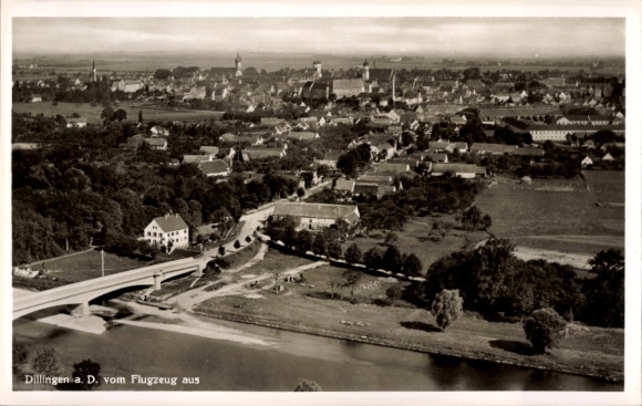 Ak Dillingen an der Donau , Luftaufnahme von Dillingen, Stadtansicht, Fluss und Landschaft