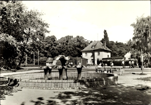 KP Brunn Reichenbach im Vogtland, fontanna, budynki, drzewa, park, ludzie