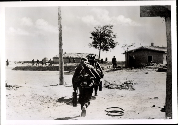 Photo Hoffmann, H., German infantry towards Sevastopol, Oct. 1941