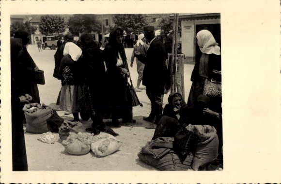 PC Montenegro, Crnogorska nosnja, women in traditional costumes on a market square