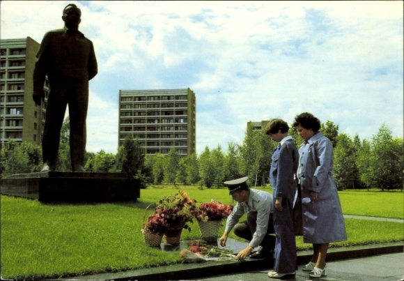 Postcard Cosmonaut Flight USSR GDR, Sigmund Jähn with wife and daughter, Gagarin Memorial Svetlogorsk Gorodok