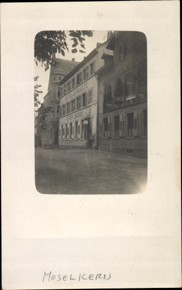 Foto Ak Moselkern an der Mosel, Straßenpartie mit Hotel