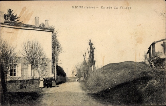 CPA Mions Isère, Entrée du Village