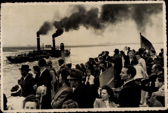 Postcard Magdeburg on the Elbe, passers-by, steamship